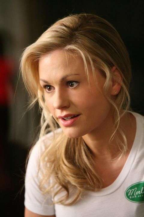 Sookie Stackhouse avec la tenue du Merlotte's